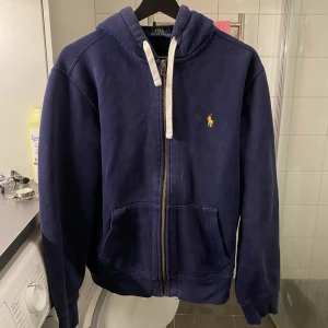 Ralph lauren hoodie  - Säljer åt min sambo! Det är en herrmodell i strl M. Inga defekter!