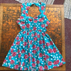 Somrig vid klänning - Säljer denna vintage klänning från märket ”free of life”. Väldigt utsvängd nertill och tight upptill - ser väldigt bra ut på. Säljer då den är lite för liten på mig!