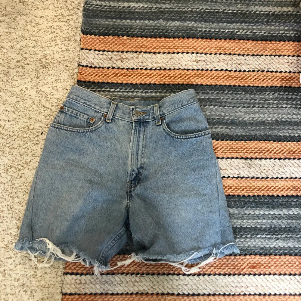 Vintage Levis jeansshorts, lite slitna längst ned men det går att fixa till om man inte gillar den stilen (: jag brukar ha S i byxor vanligtvis. Första bilden är lånad men illustrerar hur shortsen sitter på (:. Shorts.