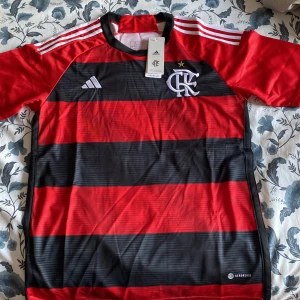 Flamengo tröja - Fotbollströja, lag: Flamengo Storlek M, slim fit Säljer pga ångrade köpet Inköpt för 800 + frakt släpper den för 700, pris kan diskuteras vid snabb affär