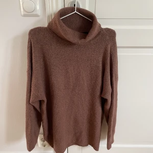 Oversized stickad polo - En oversized brun polotröja från Lager 157. Är i mycket bra skick eftersom den knappt är använd. Hör av dig om du har frågor eller vill ha fler bilder. Frakt tillkommer