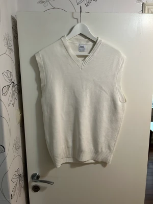 Stickad väst från zara - Säljer stickad väst från zara då den inte kommer till användning! Använd fåtal gånger, bra skick! True to size