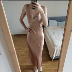 Klänning  - Från asos storlek M Total längd: 139cm 