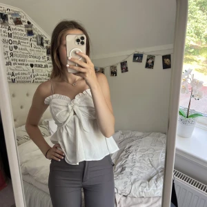 strapless - säljer denna bandou topp med lite volang! så fin!