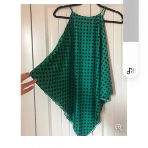 Oanvänd Zara scraf top - Oanvänd. Det passar för L/ XL/ XXL storlek.  Det är stor storlek. 