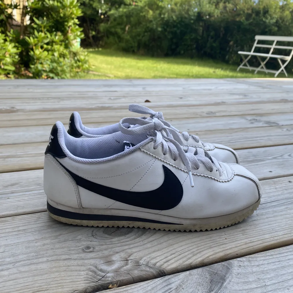 Superfina Nike Cortez sneakers i bra skick med en liten slitning vid hälen. Använd ett fåtal gånger. Frakt ingår ej i priset🫶🏻. Skor.