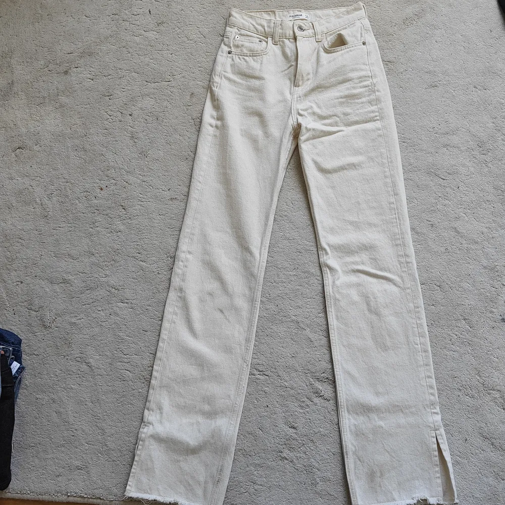 Jättefina vita bootcot jeans från pull and bear i nyskick. . Jeans & Byxor.