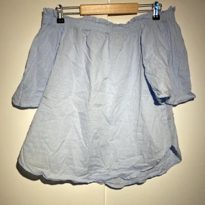 Off shoulder blus - Luftig ljusblå blus från H@M i bomull men liknar linne.