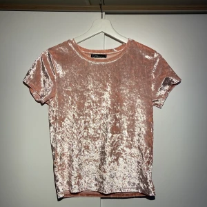 Rosa tshirt - Rosa tröja med mjukt glasigt material