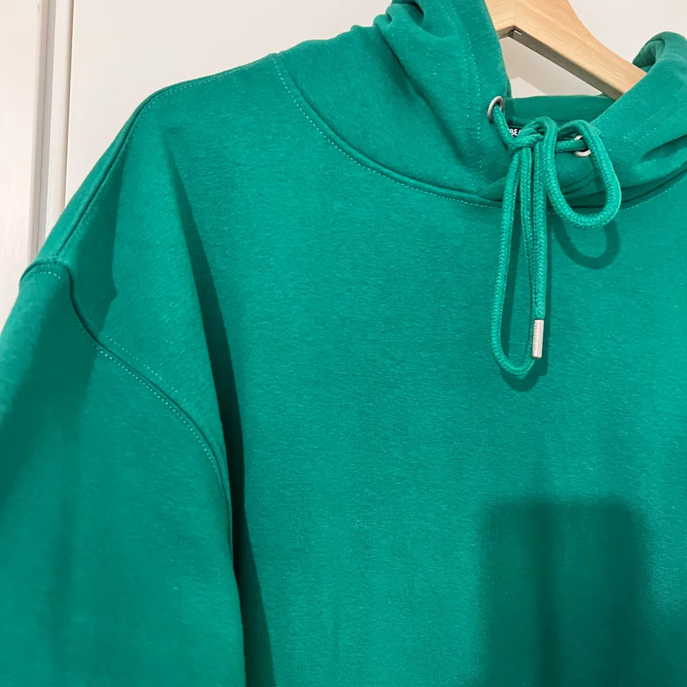 En oversized hoodie som använts bara en gång. Passar både killar och tjejer. Den är i storlek M. Köparen står för frakt. Tröjor & Koftor.