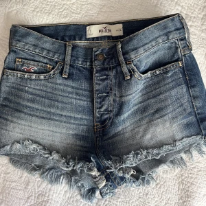 Hollister jeansshorts - Supersnygga trendiga jeansshorts från Hollister. Storlek w24, säljer för dom är för små för mig💞