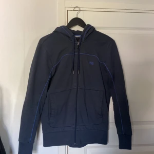Blå Hugo boss zip  - Säljer denna tröjan eftersom att den har blivit för liten, storlek m, bra skick 
