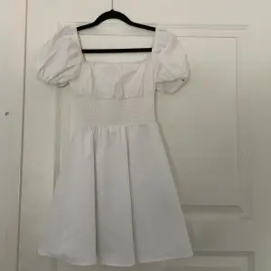 En somrig vit klänning. Endast använd en gång.