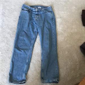 Ljusblå jeans, loose fit från Vailent.  Storlek: S Använda men mycket bra skick.  Mått insida ben: 76 cm Total längd:: 105 cm Midja: 84 cm