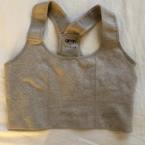 Sport bh - Säljer denna sportbh från aimn, storlek m, använd fåtal gånger, inga defekter.🤍