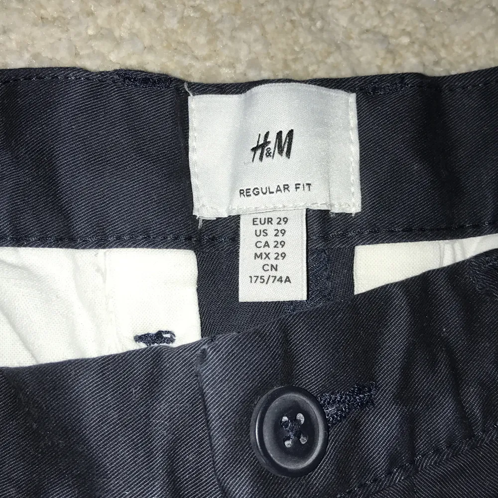 Mörkblå chinos från H&M.  Mycket fint skick. Som nya.  Regular fit Storlek: 29. 175 centilong. . Jeans & Byxor.