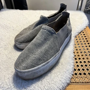 Slip ons skor - Slip ons i storlek 39. Smutsiga men går säkert jättelätt att tvätta då det är på gummit, men har inte orkat och de används aldrig av mig. Kan självklart göra det innan de skickas! 