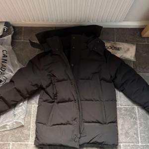 Säljer min canada goose wyndham, den är storlek L och är i princip helt ny inga skador osv. 1600kr (sommarea)