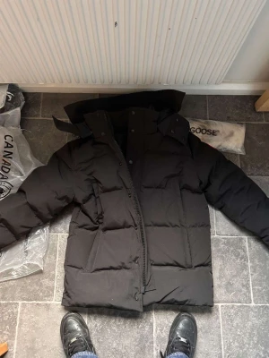 Canada goose wyndham - Säljer min canada goose wyndham, den är storlek L och är i princip helt ny inga skador osv. 1600kr (sommarea)