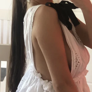 ZARA sommar top 💐 - Använt bara 1 gång . Den är i storlek L men jag är då s och den passade även mig,då modellen är så pass bra, men skulle säga att det är lite individuellt. ,SKRIV  INNAN NI KÖPER ❤️ Den säljs inte längre och den är från zaras trf collection. 