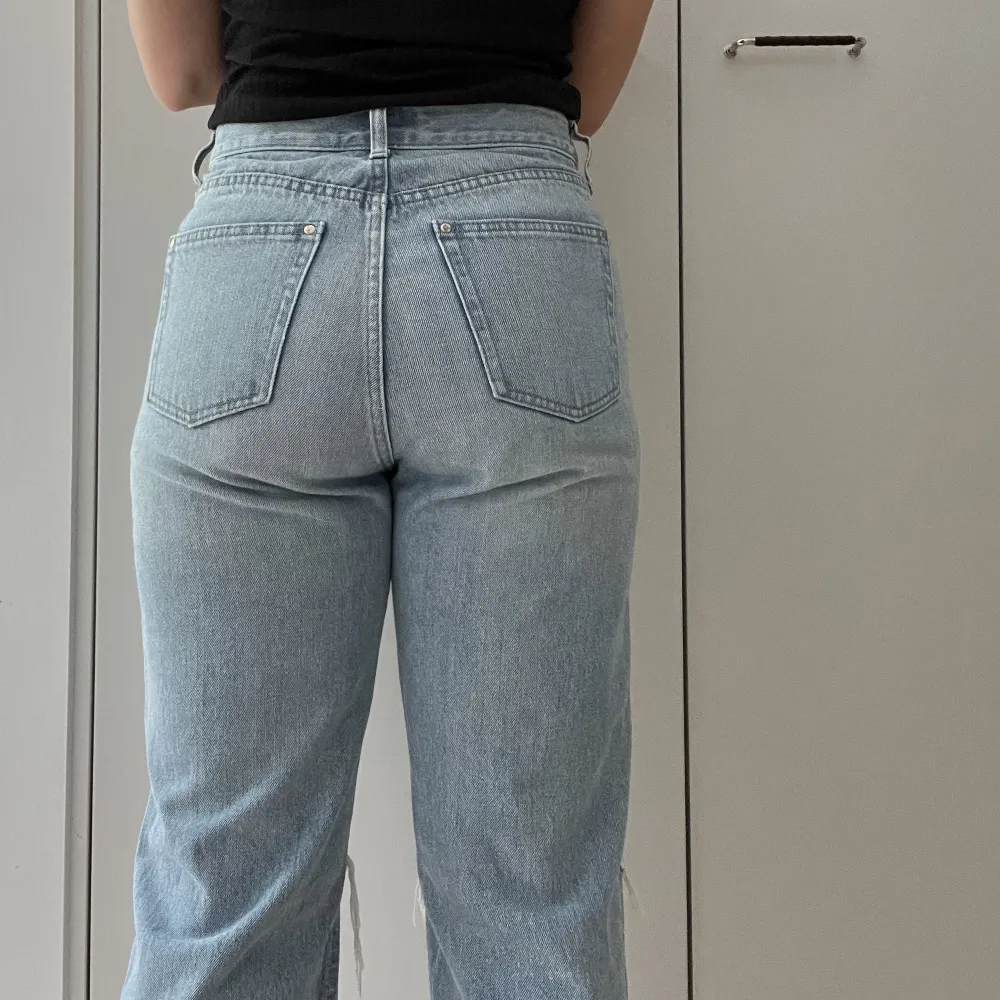 Jeans i perfekt längd för dig som är ca 160 cm! Egenklippta hål på båda knäna med naturligt ”slit”. Jeans & Byxor.