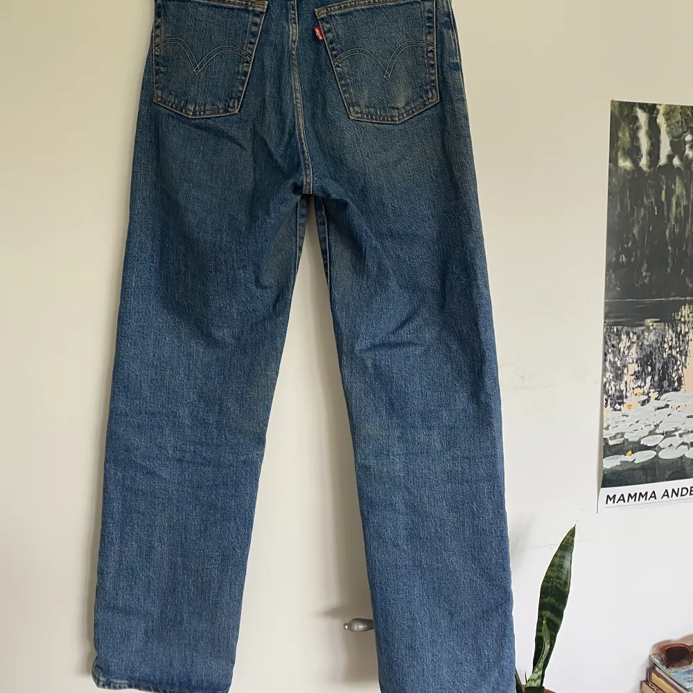Jeans från Levis i modellen ribcage straight. Sitter jättesnyggt på och är väldigt bekväma. Säljer pga att dom tyvärr blivit för små.  Frakt ingår ej.. Jeans & Byxor.
