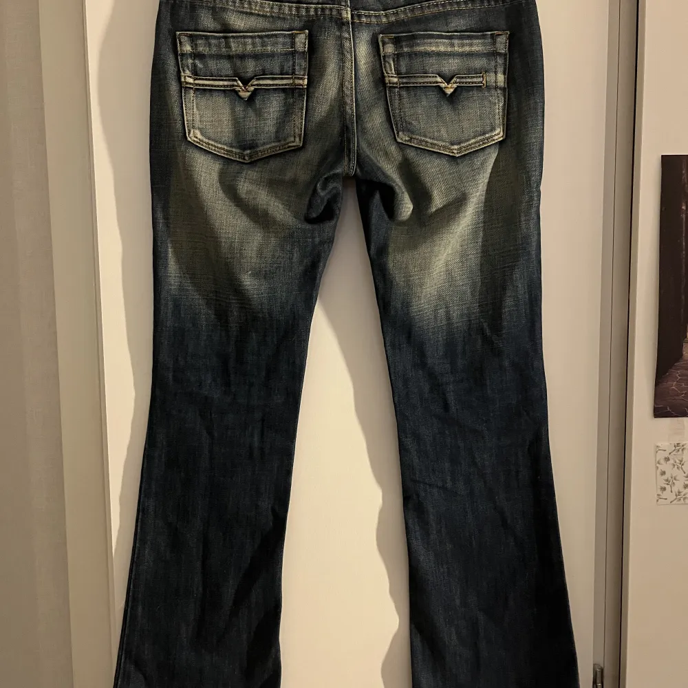 Super snygga los Waits jeans, använda fåtal gånger, hör av er vid funderingar❤️ innebenslängd är 71 cm Midjemått är 39x2 cm frakt tillkommer . Jeans & Byxor.