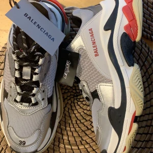Balenciaga triple S - Selling them because I’m not using them anymore🤍 Orginalpris: 895€ = 10485,94 SEK