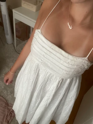 Söt sommarklänning  - Säljer denna super gulliga sommarklänningen som endast är använd en gång! I strl 32/xs💗 skriv för egna bilder, köpt för 459 på asos💗