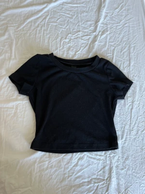 Svart croptop  - Sitter tight