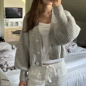 Kofta - Säljer denna gråa kofta ifrån Gina tricot, skriv om ni är intresserade eller har några frågor💗💗