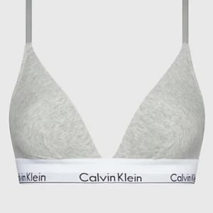 Calvin Klein - Bh från calvin klein enbart använda 1gång var, helt nyskick! Säljer i både svart &grå, en för 250 elr båda för 400kr❤️ Nypris för en topp är 389kr!