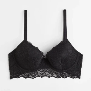 Bh - Vadderad bygel-bh i spets i storlek 75B, knappt använd, nypris 199kr 🦋 hör av er vid minsta intresse eller funderingar 🫶 kostnad för frakt tillkommer, se alternativ nedan 📦