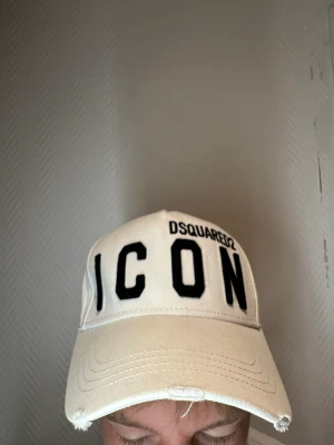 dsquared2 keps - Jag har valt att sälja min dsquared2 keps på grund av att jag har tröttnat på den. Använde ett fåtal gånger endast. Köpt på NK Göteborg 2022. Har du några frågor så ställ d tveka inte! /mvh Elias 