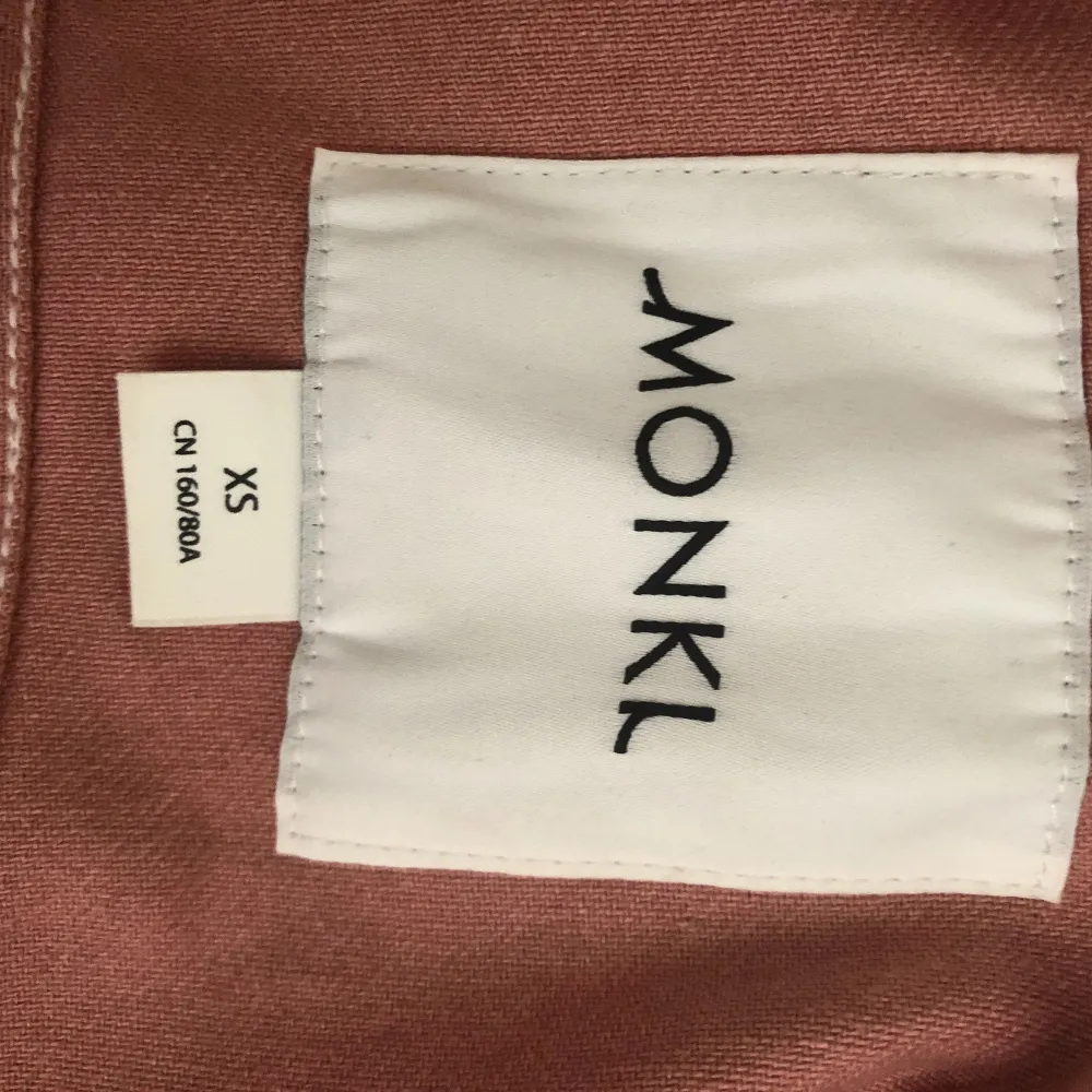 Några år gammal rosa jeansjacka från monki så tror ej den går att köpa längre. Knappt använd dock!😊 strl xs men passar mig som har s också (10% vid köp av 2-3 saker, 20% vid köp av 4+ saker!). Jackor.