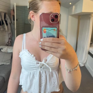 Vit topp  - Säljer denna jättefina topp! Jag har aldrig använt den och säljer den för att den ej kommer till användning💗