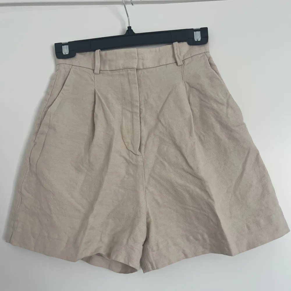 & Other Stories High Waisted Shorts🤍 Used one summer 🌞   53% Linen 47% Cotton    Waist: 65cm 📏   Length: 41cm  Art no: 09644913. Shorts.