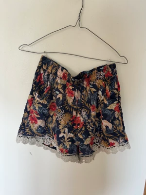 Blommiga shorts - Svala blommiga shorts till sommaren