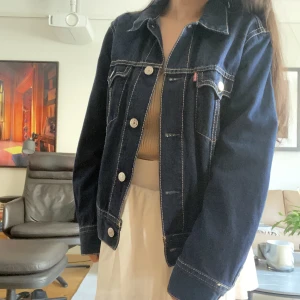Levi's jeansjacka - Mörkblå jeansjacka från Levi's. Storlek L men sitter fint oversize på mig som har S. Skulle säga att storleken snarare är runt M.