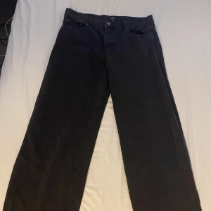 Wide baggy svarta jeans - Helt Nya jeans i perfekt skick, säljer eftersom de är lite för långa för min del, rekommenderar starkt ifall du är över 190 cm