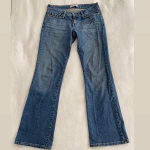 Ett par supersnygga jeans från Levis. De är i modellen 545 och har ascoola fickor på baksidan som påminner om TrueReligion jeans. De har midjemått 81 cm och 80 cm i innerbenslängd, men är lite stora på mig som är S. 