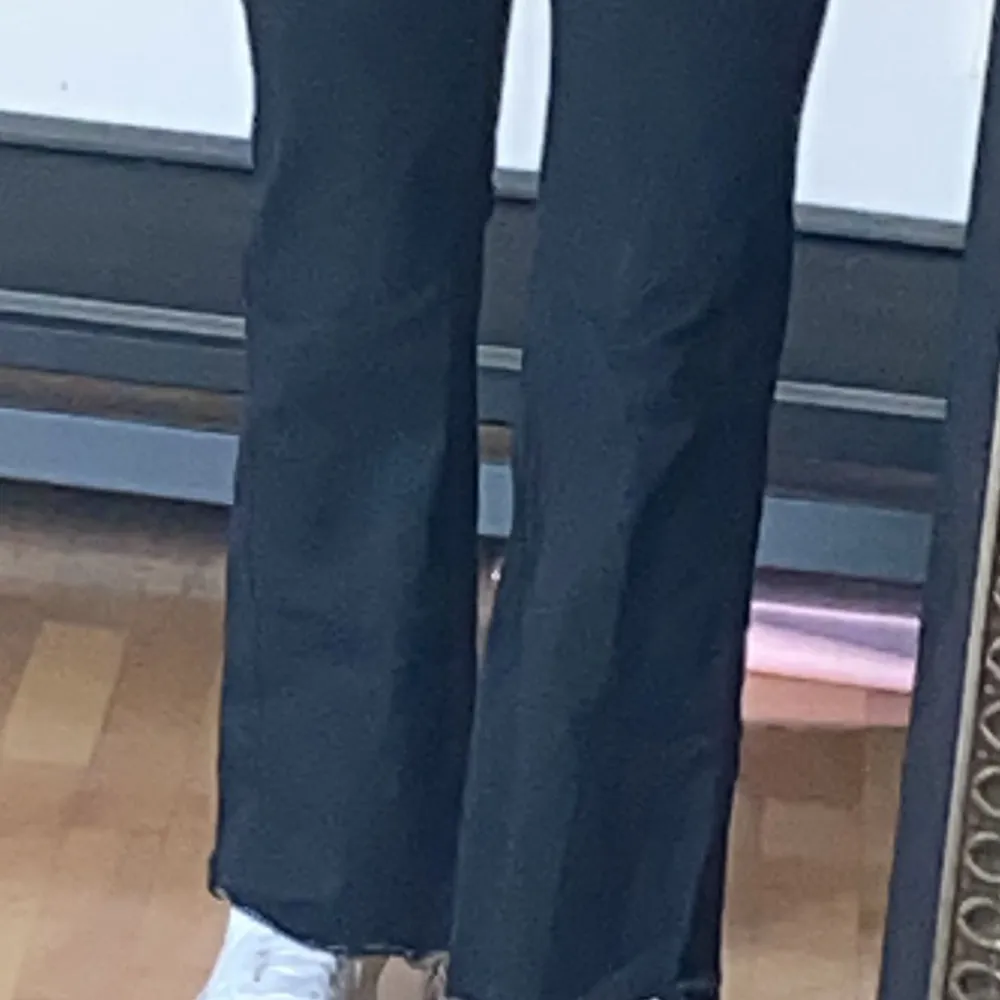 Säljer snygga jeans från Shein, med utsvängda ben i storlek Xs men passar som en S med.  Säljer för de va ej riktigt min stil men annars är de skit snygga 💕💕. Jeans & Byxor.
