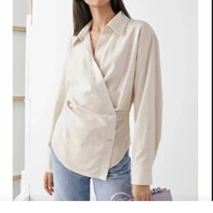 Linne skjorta & other Stories - Säljer min favvo linne blus/skjorta från & Other Stories som tyvärr blivit för liten;( Stl 34 o köpt för 790 kr <3