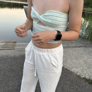 Virkad topp - Göra utefter din storlek och färgval men justeras enkelt med knytning i ryggen!