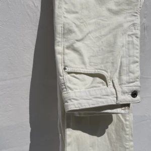 Vita straight fit jeans! - Vita straight fit jeans från Lindex. Använd få gånger(nästan nya) därför mycket bra skick. Funkar som ett väldigt bra basplagg. Ser mer skinny ut på första bilden än vad de egentligen är!😍🫶