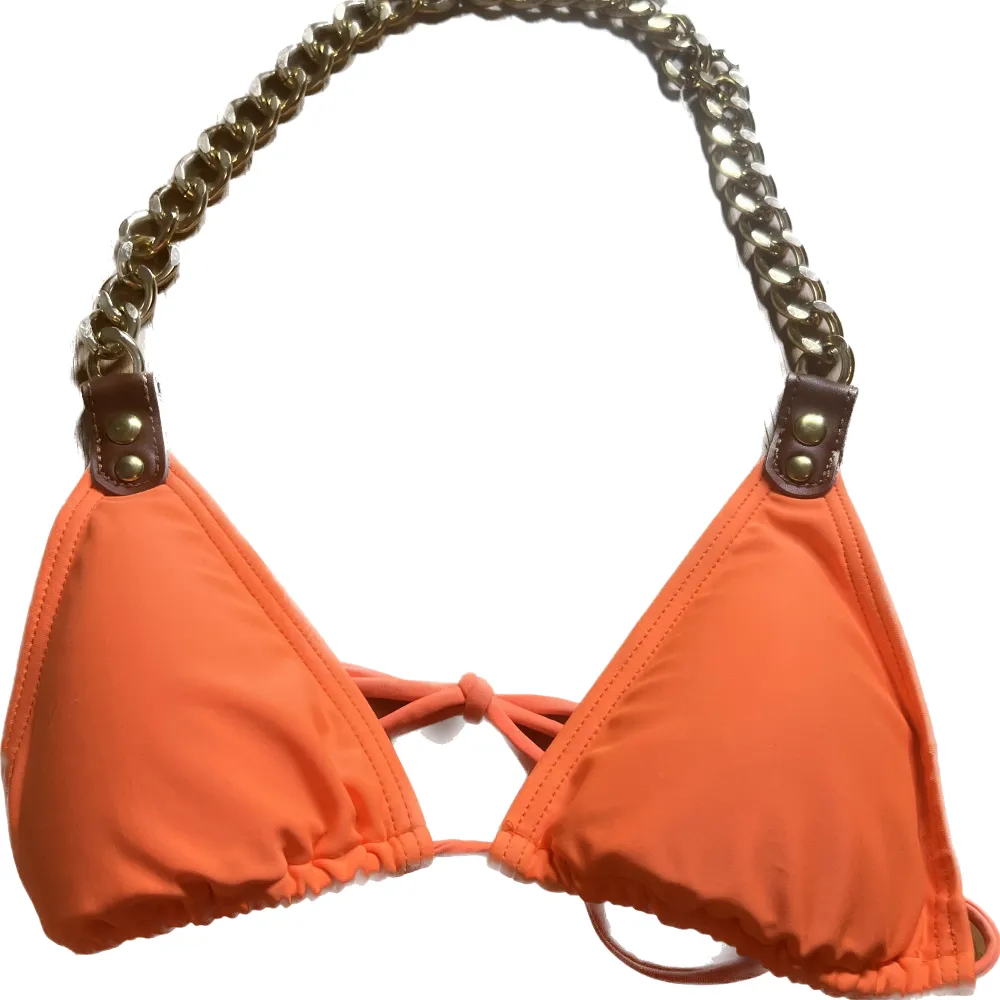 Bikini från märket to die for, jätte fin! Orange med guld kedjor. Accessoarer.