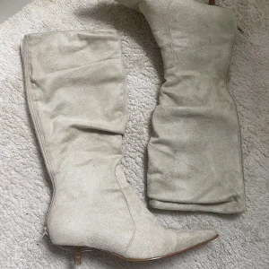 Stövlar  - Beställde dessa snygga stövlar från Sellpy som tyvärr inte passade i storleken på mig❤️skriv för frågor eller fler bilder