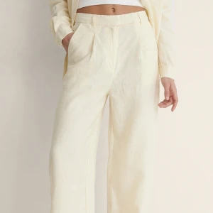 Nakd linnebyxor - Säljer dessa linnebyxor från nakd i en fin cremevit färg. Stl 36. Använda 2 gånger. Köpta för ca 600 kr<3