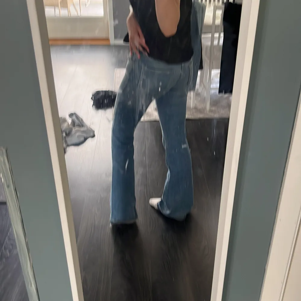 Säljer dessa för jag inte använder de längre. De är i super bra skick och är skönt material . Jeans & Byxor.