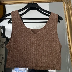 Topp - Fin brun topp köpt här på Plick. Står ingen storlek men skulle nog säga S-M